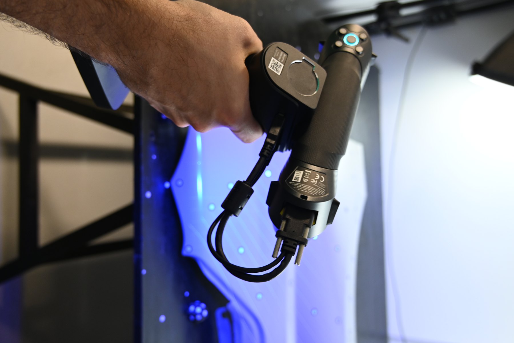 Detalhe do escaneamento 3D de capô na linha de qualidade da Ponteiras Rodrigues, com o cabeçote do scanner sobre a peça